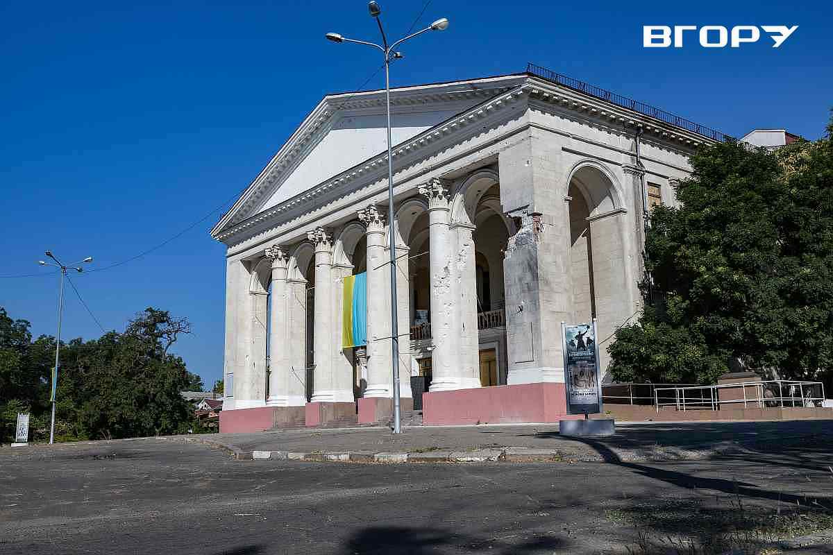 Пошкоджена будівля театру в Херсоні